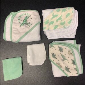 3 Baby Microfiber Hooded Towels with Dinosaurs and 2 Washcloths  NWOT